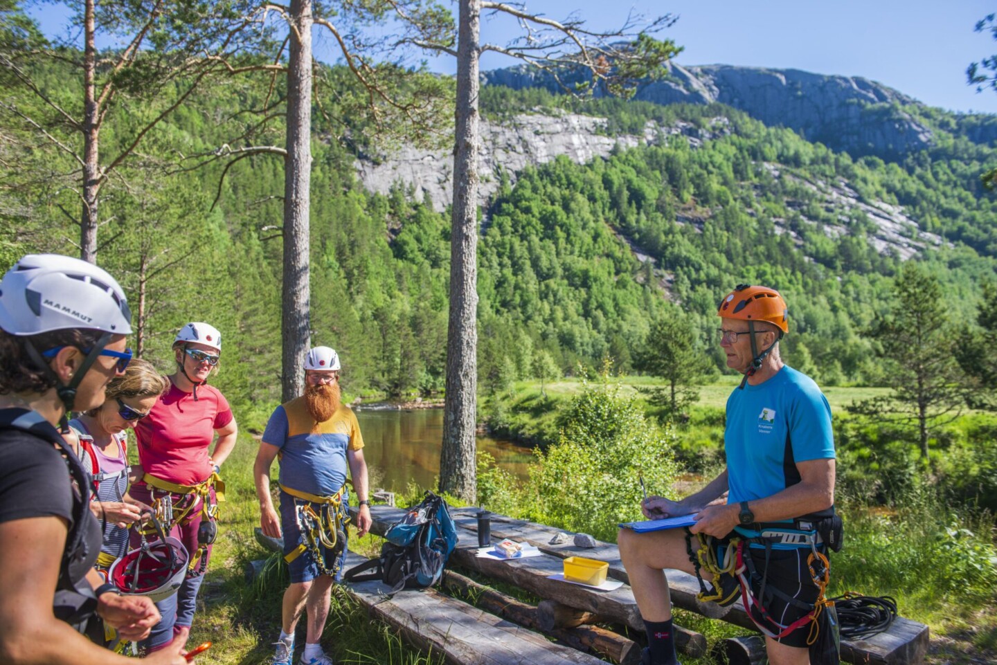 Leif-Hunsbedt-gar-gjennom-sikkerhetssjekken-Knaben-Via-Ferrata-Knaben-Gjermund-Glesnes-uai-1440x961
